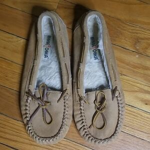 Minnetonka Tan Moccasins with Suede Finish and Decorative Lacing sz. 10